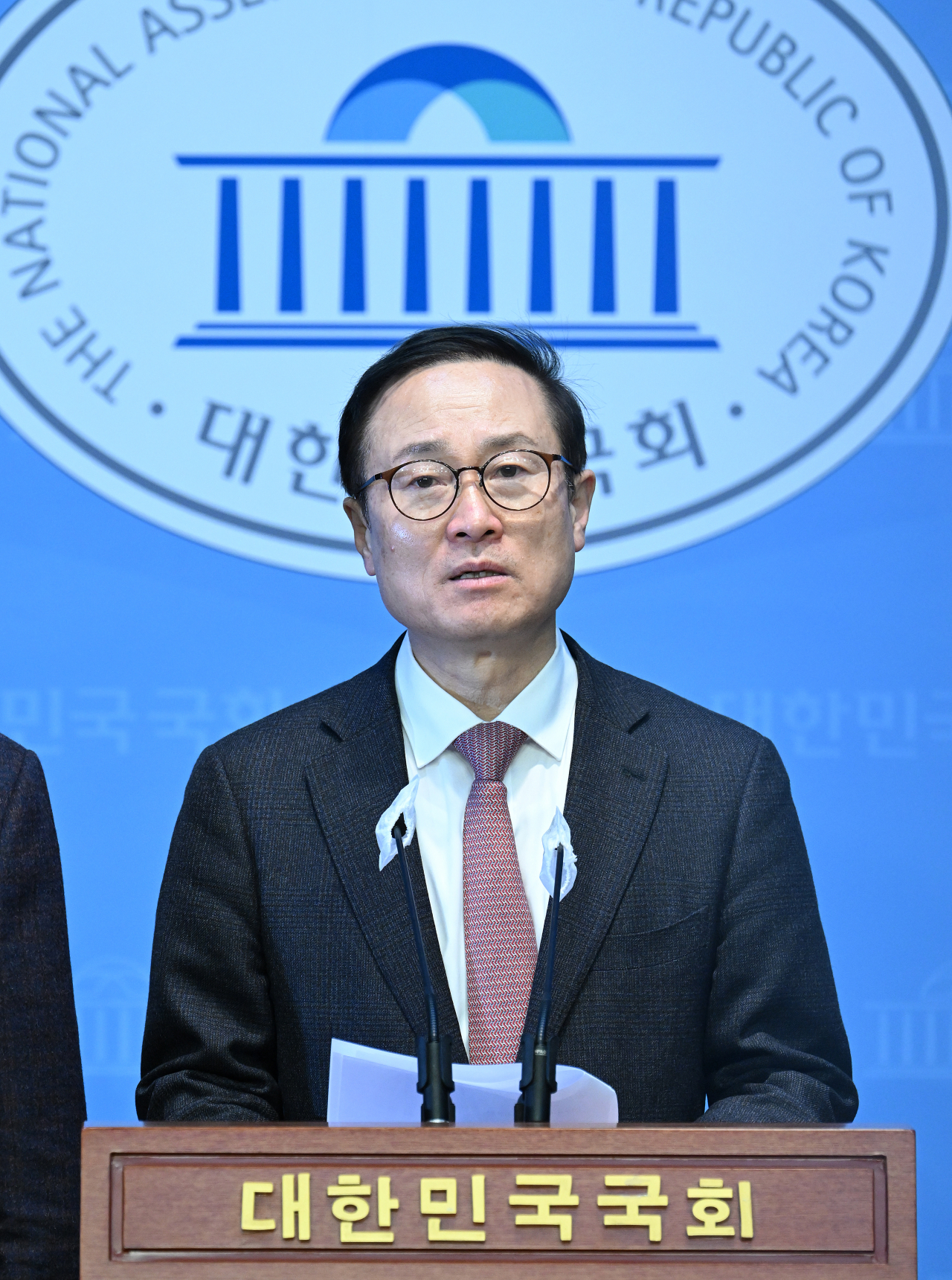 더불어민주당을 탈당한 홍영표 의원이 지난 7일 오전 서울 여의도 국회 소통관에서 민주연대 추진 기자회견을 하고 있다. 임세준 기자