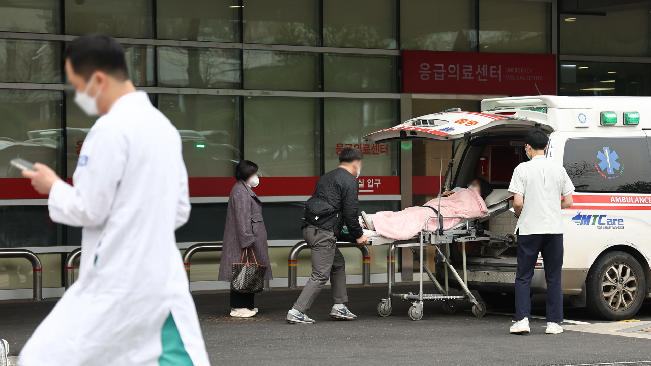정부가 의대 정원 증원 정책에 반대해 근무지를 이탈한 전공의 7000여명에 대해 면허 정지 등 행정처분 사전통지서를 발송한 5일 서울의 한 대형 병원에서 한 의사가 응급실 앞을 지나고 있다. [연합]