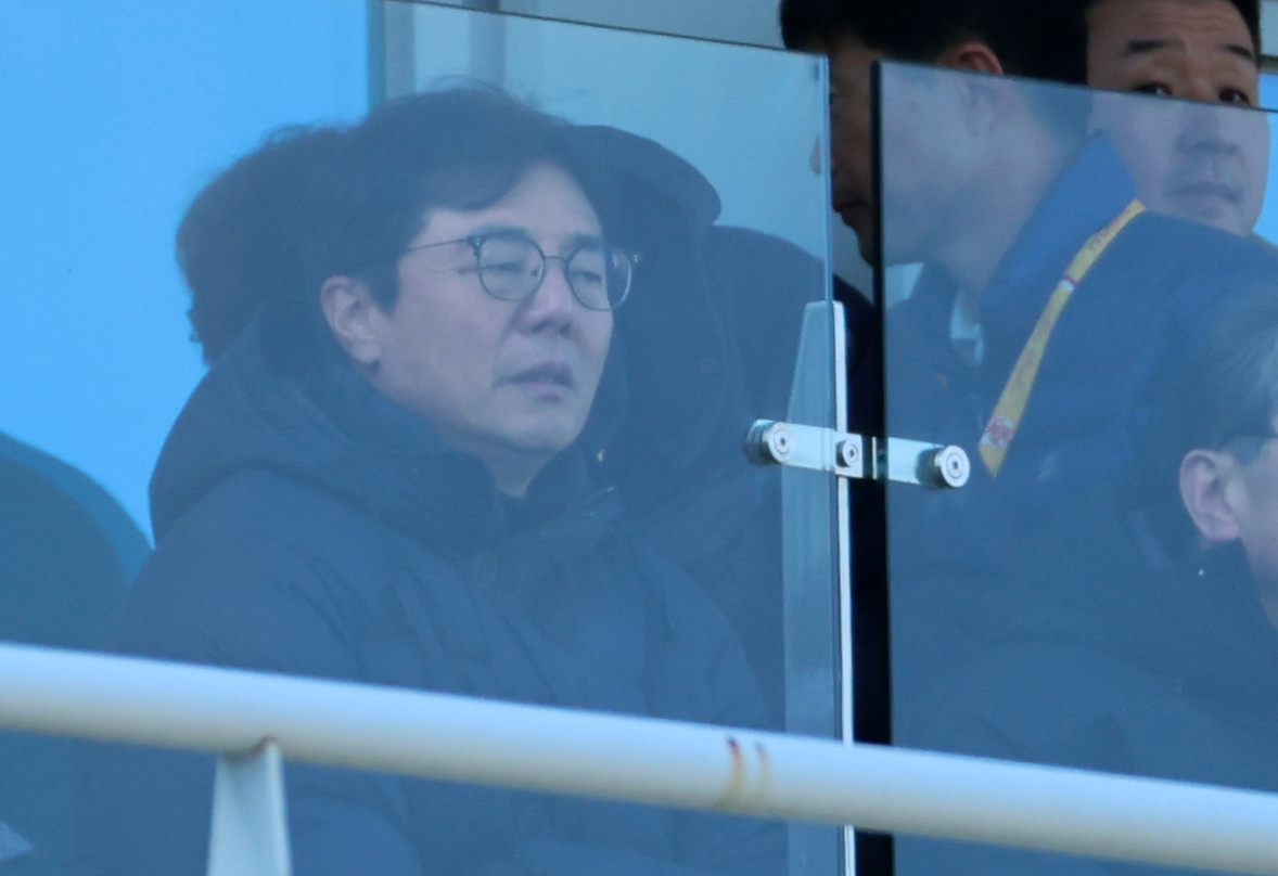 2일 광주축구전용구장에서 열린 프로축구 K리그1 광주FC와 FC서울의 경기. 황선홍 국가대표 감독이 경기를 지켜보고 있다. [연합]