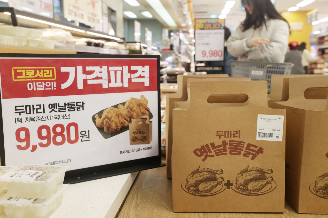 8일 서울 이마트 용산점에서 시민들이 할인 상품인 ‘두마리 옛날통닭’ 등을 고르고 있다. 지난 1월부터 월 단위로 ‘가격 파격’ 행사를 도입해 신선·가공식품이나 간편식을 정상가 대비 최대 50% 싸게 판매하고 있다. [연합]