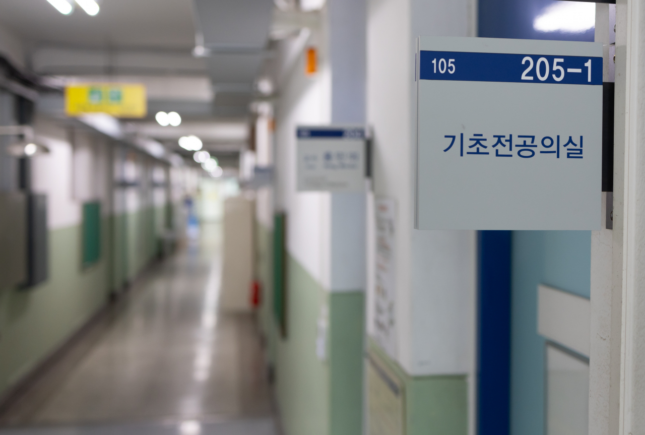 전공의 집단이탈이 장기화하고 있는 지나 6일 서울의 한 의과대학 복도. [연합]