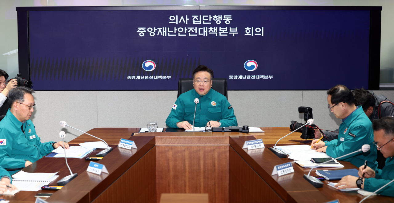 조규홍 중앙재난안전대책본부 1차장(보건복지부 장관)이 10일 오후 서울 종로구 정부서울청사에서 열린 의사 집단행동 중앙재난안전대책본부 회의에서 발언하고 있다. [연합]