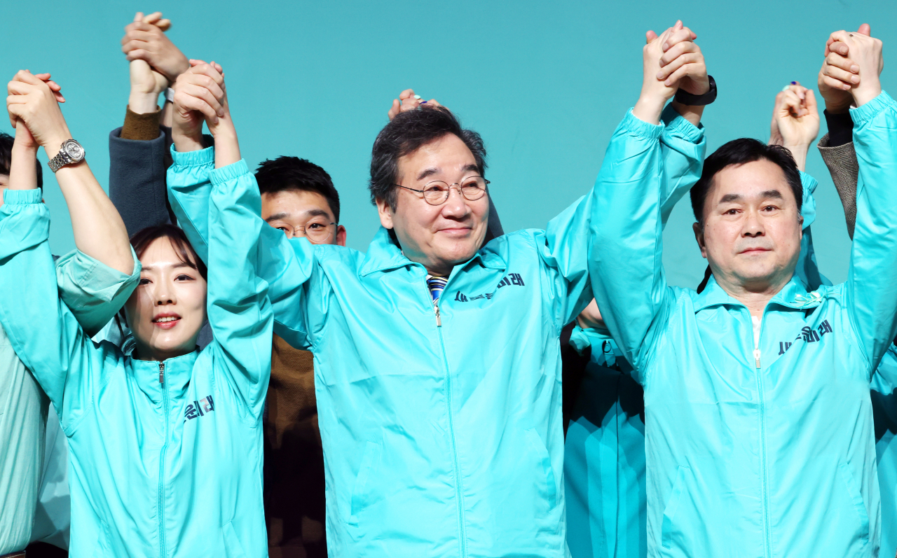 이낙연 새로운미래 공동대표가 10일 오후 광주 서구 김대중컨벤션센터에서 열린 당원 집회·필승 결의대회에서 당 지도부와 기념사진을 찍고 있다.[연합]