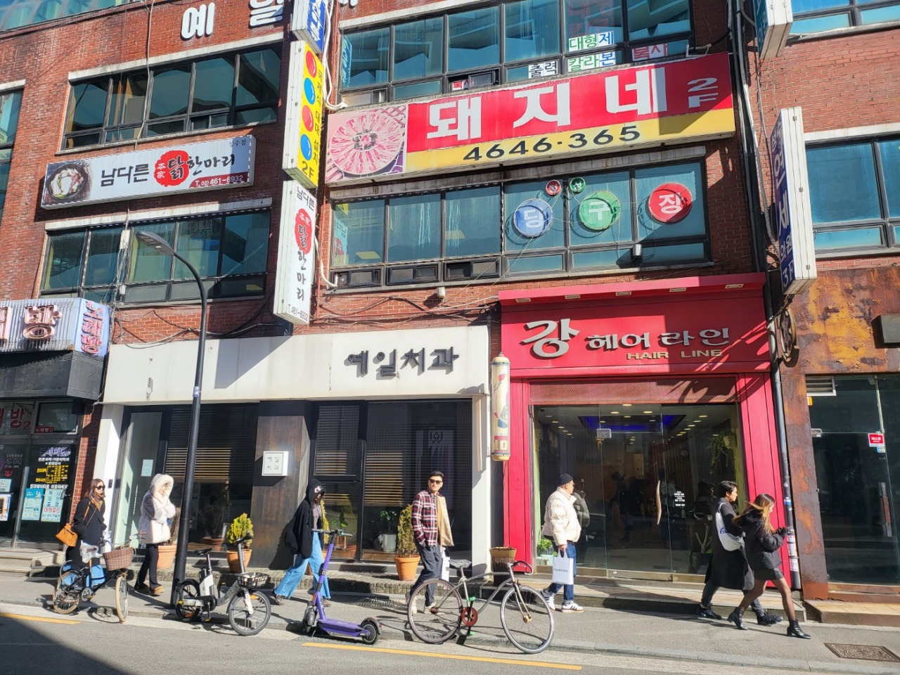 성수동 길을 걸어가고 있는 외국인들. 홍승희 기자