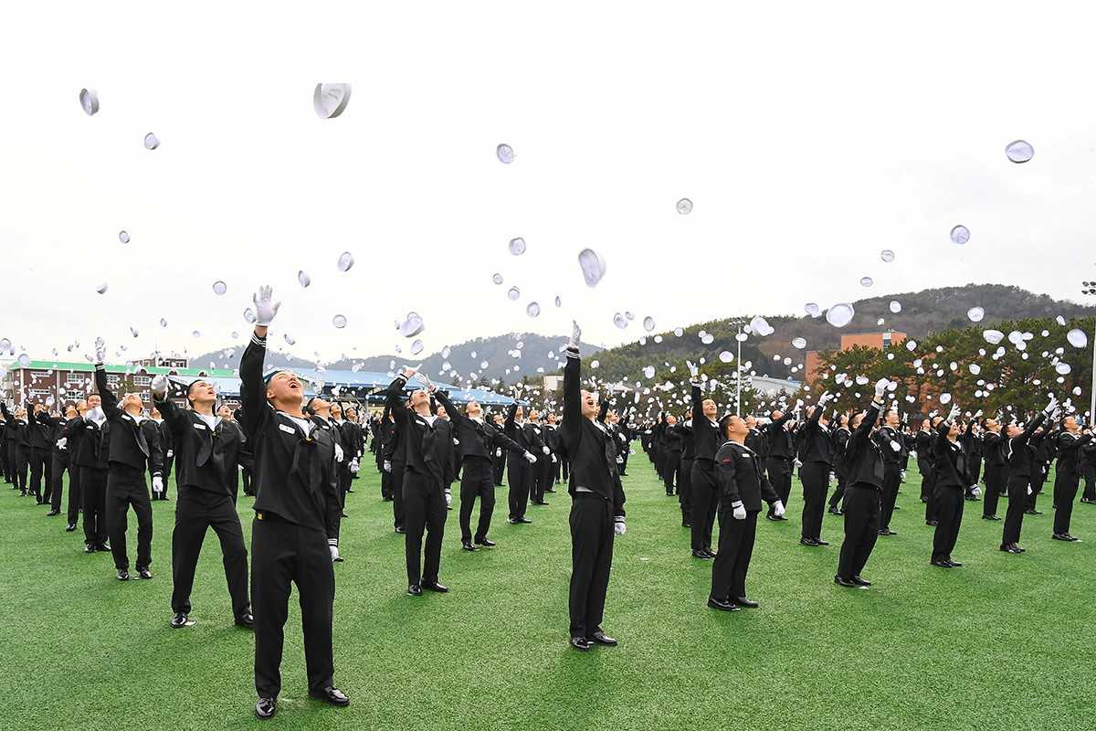 해군, 함정 근무 줄이고·조기 진급시키고…병 확보 ‘끙끙’[신대원의 軍플릭스]