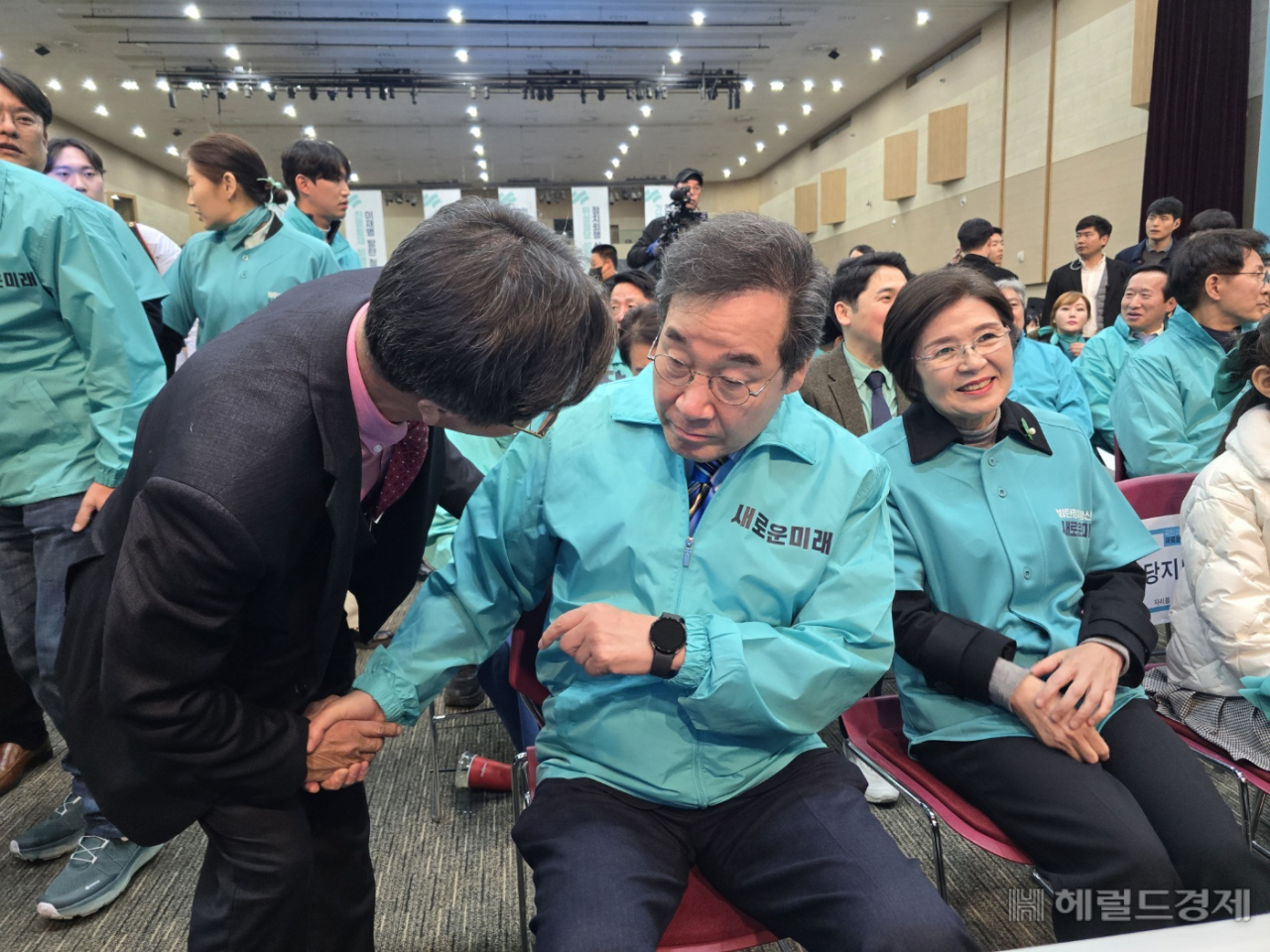 이낙연 새로운미래 공동대표가 광주광산을 출마를 공식 선언했다. 이 대표가 필승결의 대회에 앞서 당직자와 이야기를 나누고 있다. 서인주 기자