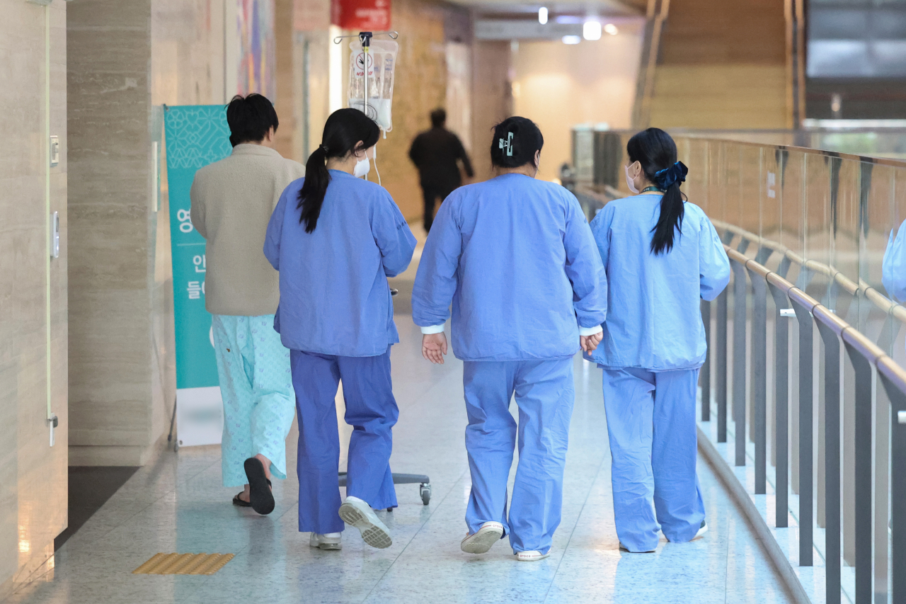 전공의 집단이탈 사태가 장기화하면서 인턴·레지던트 등 수련과정을 모두 마친 ‘전문의’ 중심으로 운영되는 중형병원들이 주목받고 있다. 사진은 10일 서울 시내 한 종합병원에서 이동하고 있는 환자와 의료진들. [연합]