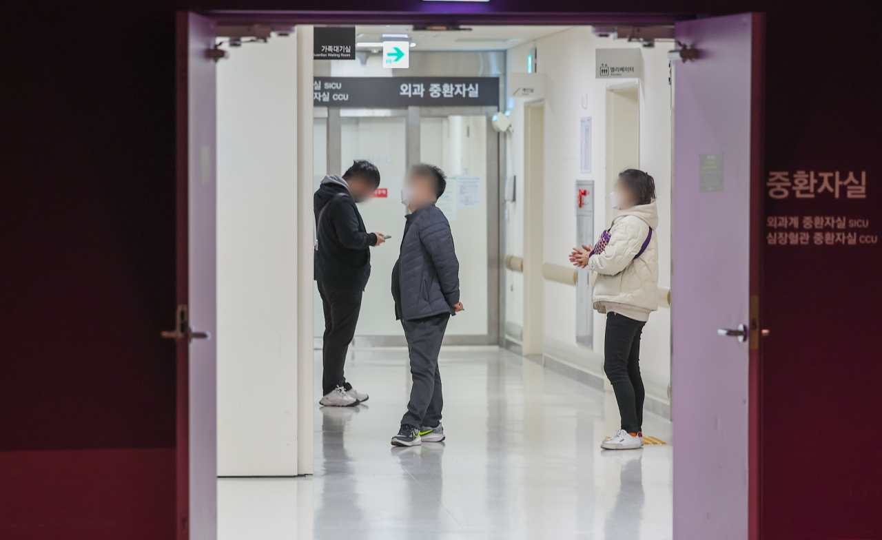10일 서울 시내 한 종합병원 중환자실 앞에 환자 보호자 등 내원객들이 대기하고 있다. [연합]