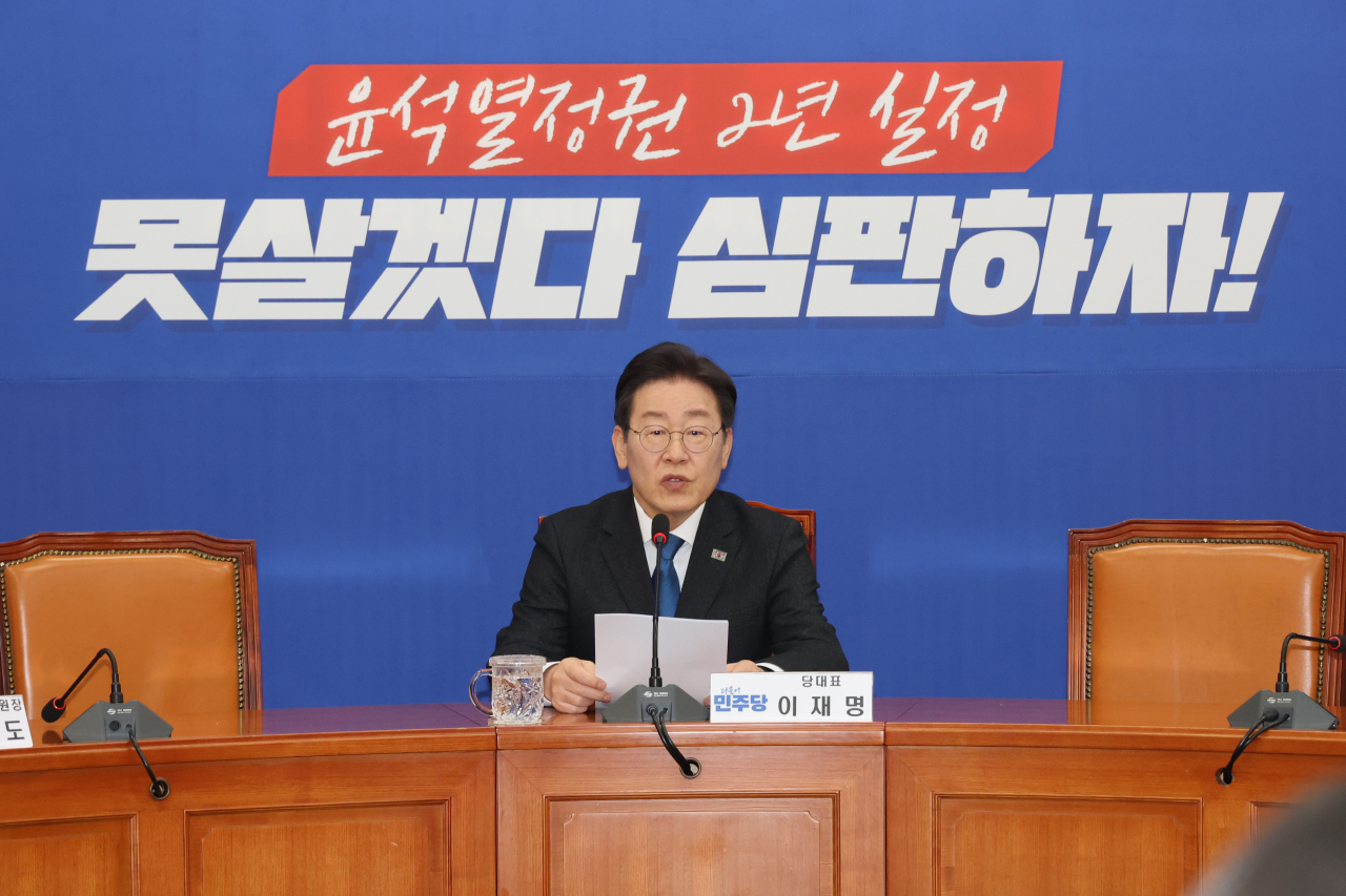 더불어민주당 이재명 대표가 10일 국회에서 현안 관련 기자회견을 하고 있다. [연합]
