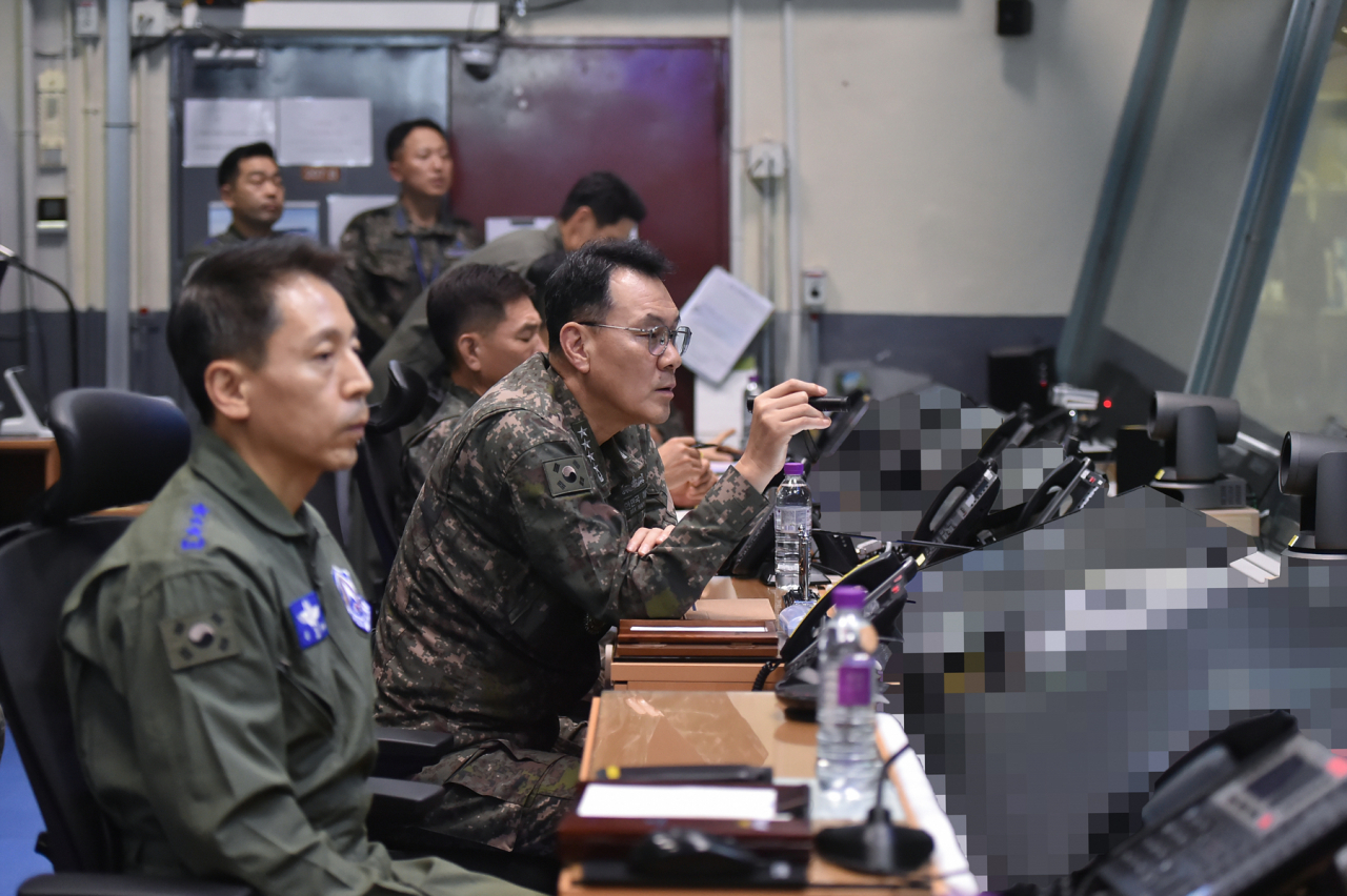 김명수 합참의장은 8일 수도권에 위치한 공군 미사일방어포대를 찾아 적 공중도발 대비 방공대비태세를 점검했다. 자료사진. 지난 3월 김명수 합참의장이 공군작전사령부 전투지휘소를 찾아 현장지도를 하고 있다. [연합]