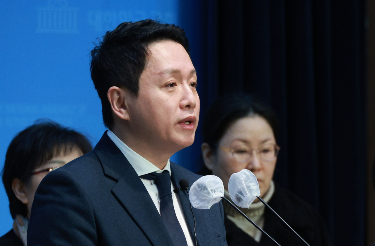 임태훈 전 군인권센터 소장이 4일 국회 소통관에서 야권 비례대표 위성정당인 더불어민주연합의 비례대표 후보 지원 기자회견을 하고 있다. [연합]