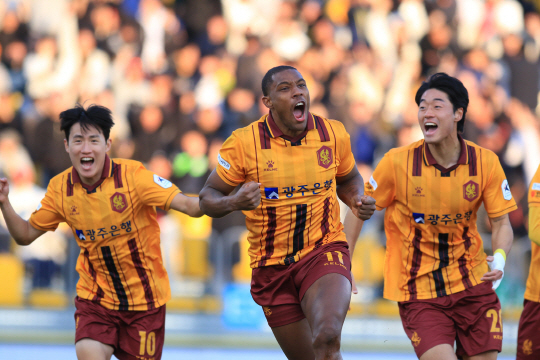 광주FC는 10일 광주축구전용구장에서 열린 하나원큐 K리그1 2024 2라운드 강원FC와의 홈 경기에서 4-2로 승리했다. 사진은 이날 광주FC 이희균, 가브리엘, 이건희 모습[프로축구연맹 제공]