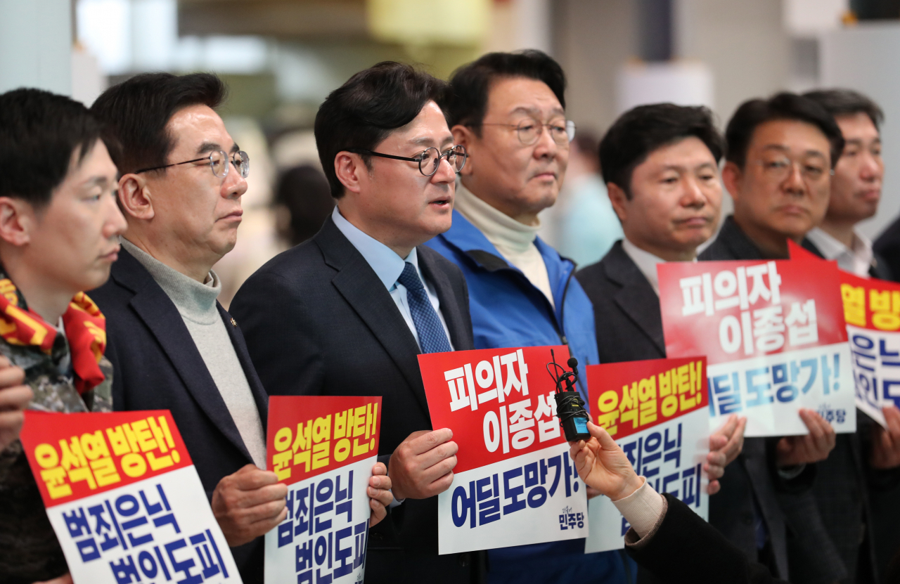 홍익표 더불어민주당 원내대표 등 당직자들이 10일 오후 인천국제공항 제2터미널에서 해병대 수사 외압 의혹을 받고 있는 이종섭 주호주대사의 호주행 비행편 탑승이 확인되자 이를 규탄하는 발언을 하고 있다. [연합]