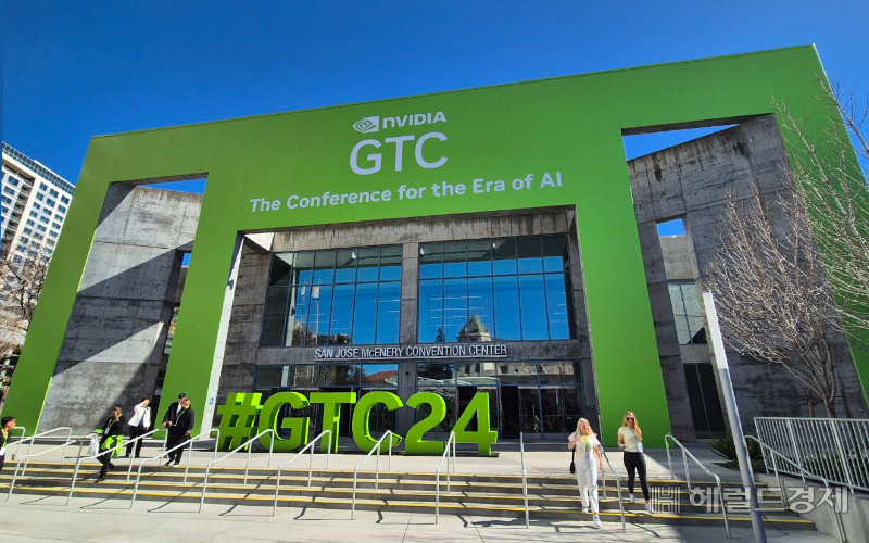 ‘엔비디아 GPU 테크놀로지 콘퍼런스 2024’의 개막을 하루 앞둔 17일(현지시간) 미국 캘리포니아주 새너제이 컨벤션센터 외벽 전체가 엔비디아를 상징하는 연두색으로 랩핑돼 있다. 사진=김현일 기자(새너제이)/joze@heraldcorp.com
