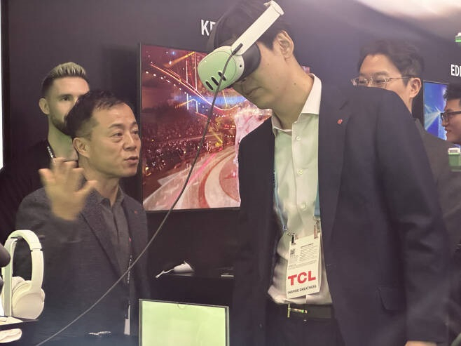 신유열 롯데지주 미래성장실장이 지난 1월 세계 최대 가전·정보기술(IT) 전시회 ‘CES 2024’에 참가해 롯데정보통신의 메타버스 플랫폼 ‘칼리버스’를 체험하고 있다. [연합]