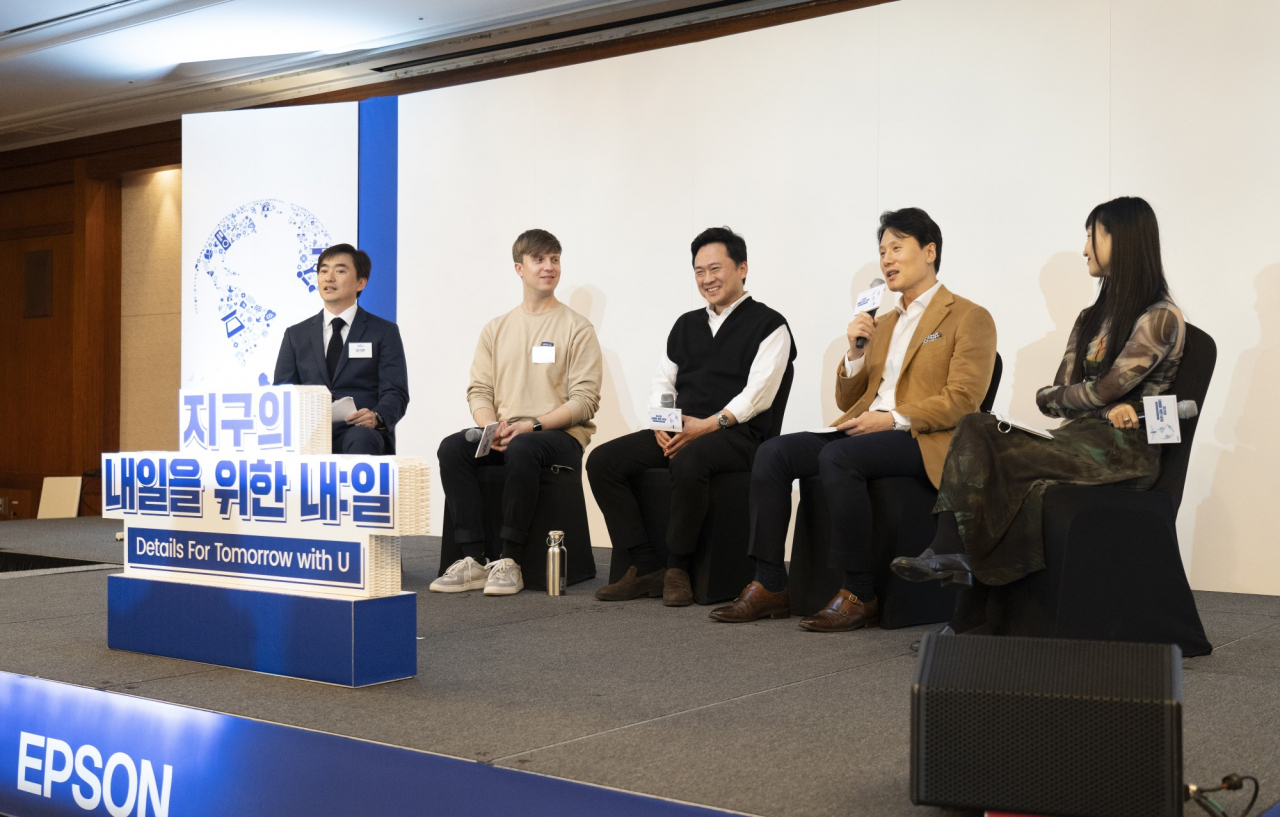 지난 6일 그랜드 인터컨티넨탈 서울 파르나스 호텔에서 진행된 '지구의 내일을 위한 내:일’ 세미나에서 연사자들이 질의응답을 진행하고 있다. (왼쪽부터) 김석훈 배우, 환경 인플루언서 줄리안, 정수종 서울대 교수, 한국엡손 김대연 상무, 이슬아 작가.