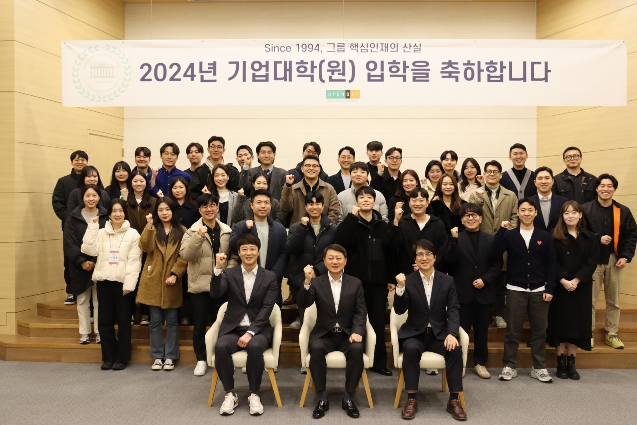 장호진 현대지에프홀딩스 대표이사(첫째줄 가운데)가 현대백화점그룹 인재개발원 청평캠퍼스에서 열린 ‘2024년 기업대학(원) 입학식’에서 직원들과 기념촬영을 하고 있다. [현대백화점그룹 제공]