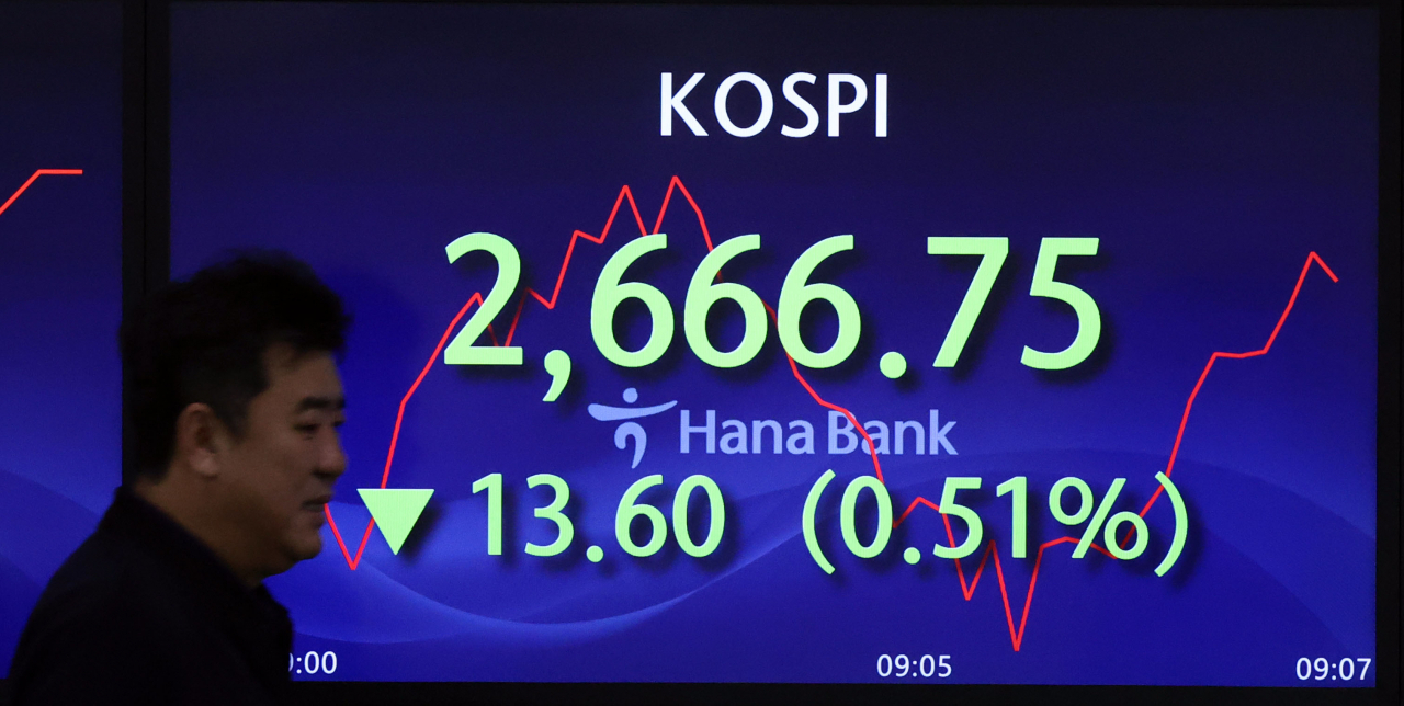An electronic board showing the Korea Composite Stock Price Index at a dealing room of the Hana Bank headquarters in Seoul on Monday. (Yonhap)