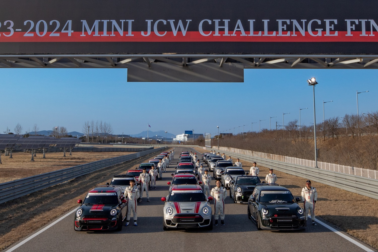 MINI 코리아가 지난 9일과 10일 양일간 인천 영종도 MINI 드라이빙 센터에서 열린 ‘2023-2024 JCW 챌린지 파이널’ 참가자들이 기념 촬영을 하는 모습. [MINI 코리아 제공]