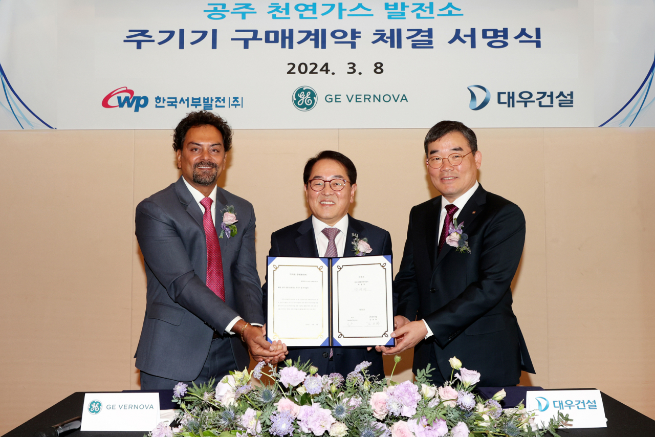 지난 8일 진행된 공주 천연가스발전소 주기기 구매 계약 체결식왼쪽에서부터 첫번째 Mr. Venkat Kannan GE 아시아 사장, 두번째 박형덕 한국서부발전 사장, 세번째 김보현 대우건설 부사장. [대우건설]