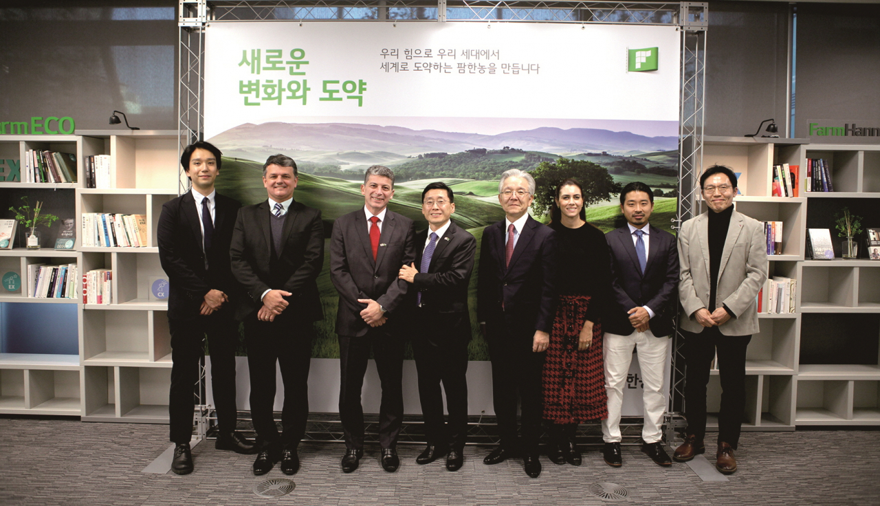 김무용(왼쪽 네번째) 팜한농 대표와 마르셀루(왼쪽 세번째) 오로피누 대표가 기념촬영을 하고 있다. [팜한농 제공]