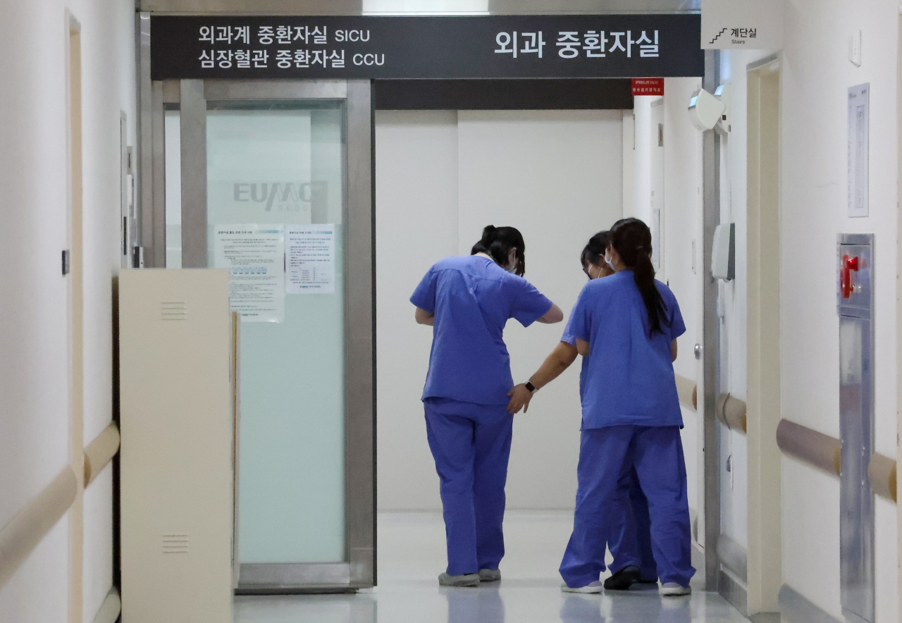 전공의 집단이탈 사태가 장기화하면서 인턴·레지던트 등 수련과정을 모두 마친 '전문의' 중심으로 운영되는 중형병원들이 주목받고 있다. 사진은 10일 서울 시내 한 종합병원에서 중환자실로 이동하는 의료진들. [연합]