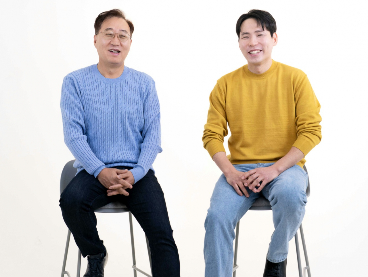 윤호영(왼쪽) 카카오뱅크 대표와 김형우 트래블월렛 대표가 지난 7일 카카오뱅크 판교오피스에서 업무협약식을 진행하고 있다.[카카오뱅크 제공]