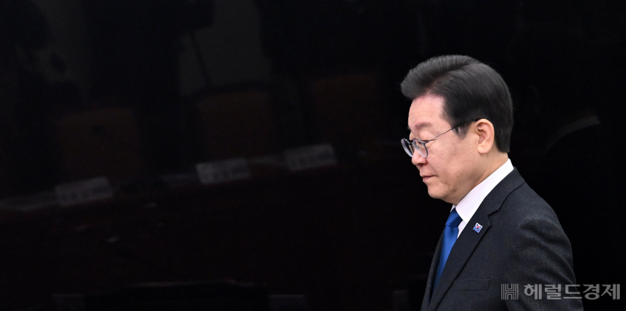 이재명 더불어민주당 대표가 11일 오전 서울 여의도 국회에서 열린 최고위원회의에 참석하고 있다. 이상섭 기자