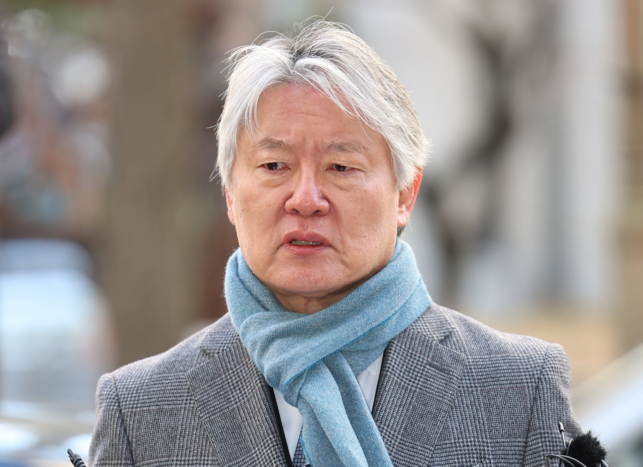 노환규 전 대한의사협회 회장이 9일 오전 전공의 집단 사직 공모 의혹과 관련해 경찰 조사를 받기 위해 서울 마포구 서울경찰청 공공범죄수사대로 출석하기 전 입장을 표명하고 있다. [연합]