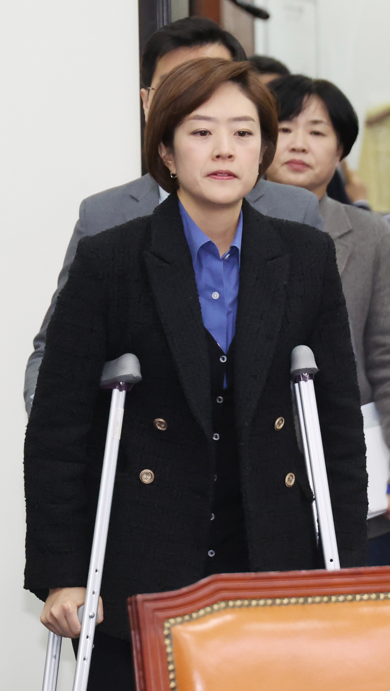 고민정 더불어민주당 의원이 11일 국회에서 열리는 최고위원회의에 입장하고 있다. 고 의원은 당 공천 갈등 과정에서 최고위원직 사퇴를 선언했었다. [연합]