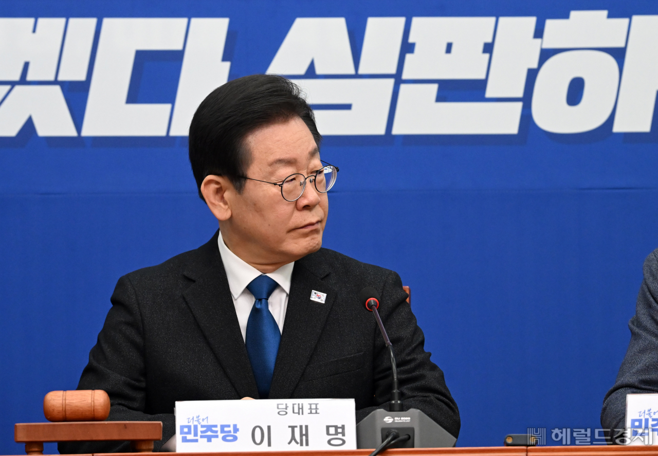 이재명 더불어민주당 대표가 11일 오전 서울 여의도 국회에서 열린 최고위원회의에 참석해 홍익표 원내대표의 발언을 듣고 있다. 이상섭 기자