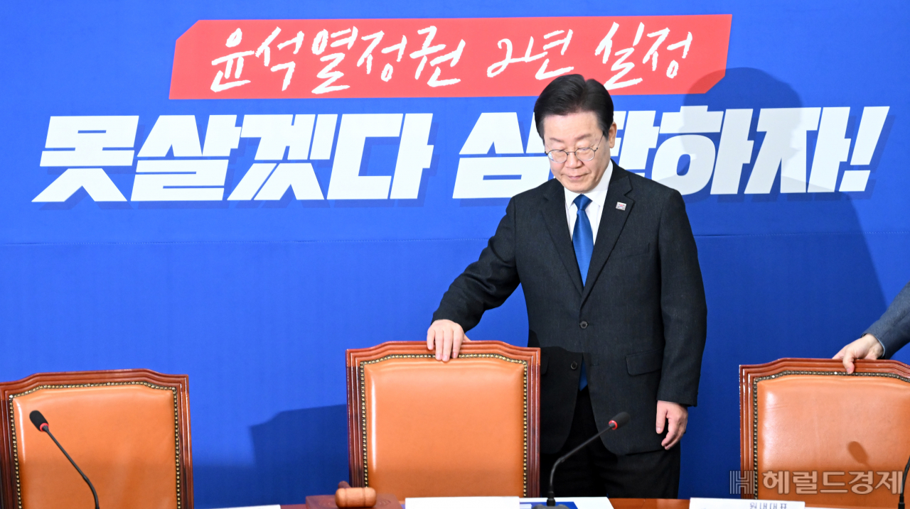 이재명 더불어민주당 대표가 11일 오전 서울 여의도 국회에서 열린 최고위원회의에 참석하고 있다. 이상섭 기자