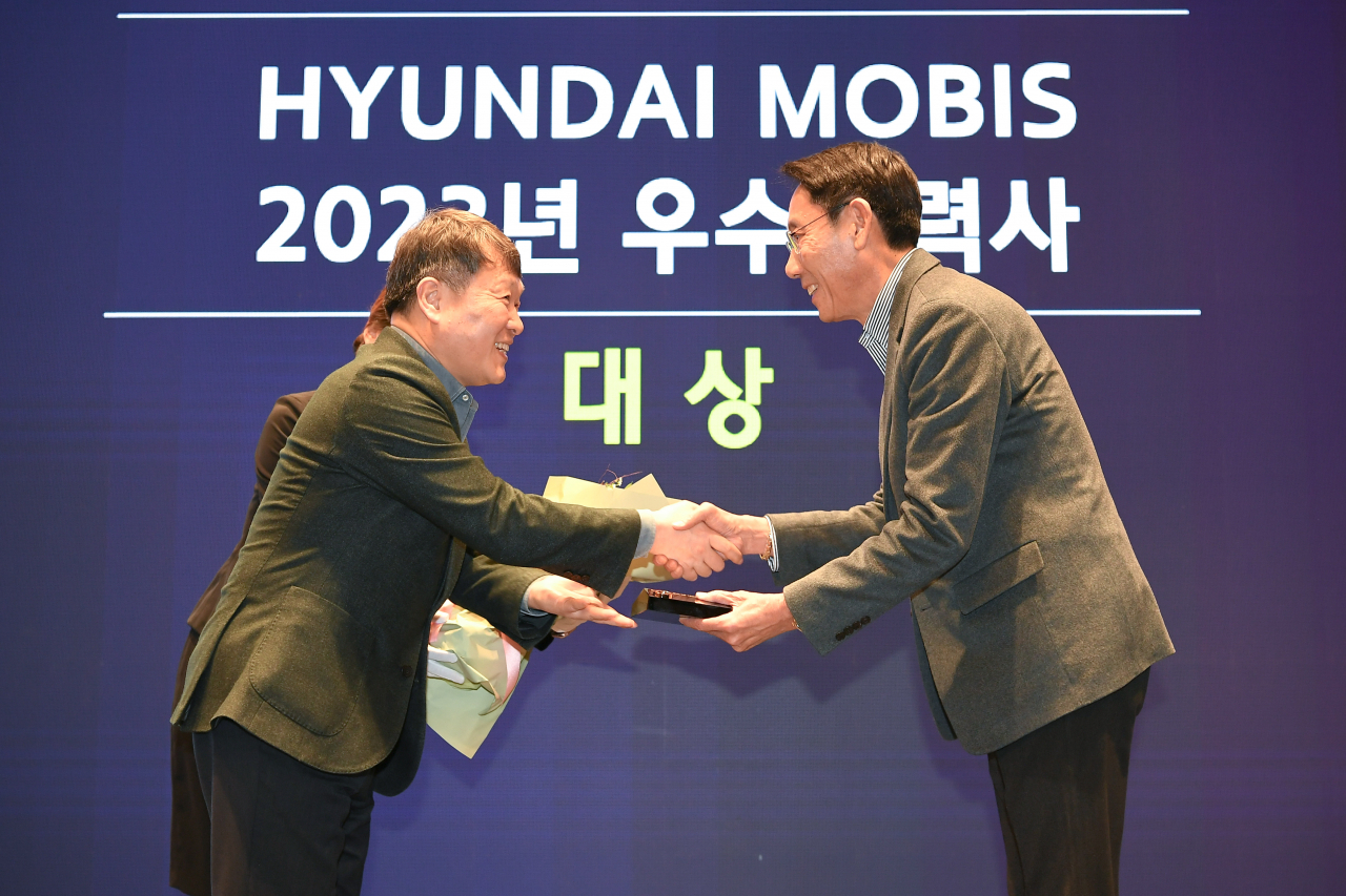 현대모비스는 지난 8일 제주 해비치 호텔에서 협력사 대표 200여명을 초청해 ‘2024 파트너스 데이’를 개최했다. 이규석(왼쪽) 현대모비스 대표이사가 우수 협력사에 시상을 하고 있다. [현대모비스 제공]