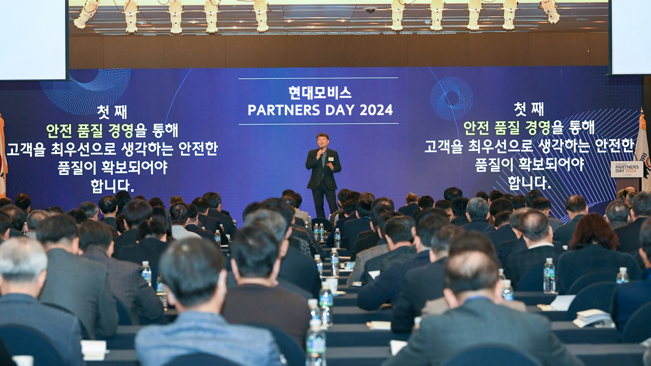 현대모비스는 지난 8일 제주 해비치 호텔에서 협력사 대표 200여 명을 초청해 ‘2024 파트너스 데이’를 개최했다. 이규석(가운데) 대표이사가 협력사와의 건강한 협력을 통한 진정한 동반자 관계를 강조하고 있다. [현대모비스 제공]