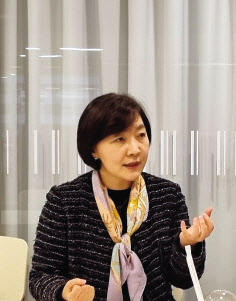 이은하 신한금융그룹 ESG기획팀 부장이 헤럴드경제와 인터뷰를 진행하고 있다.[신한금융 제공]
