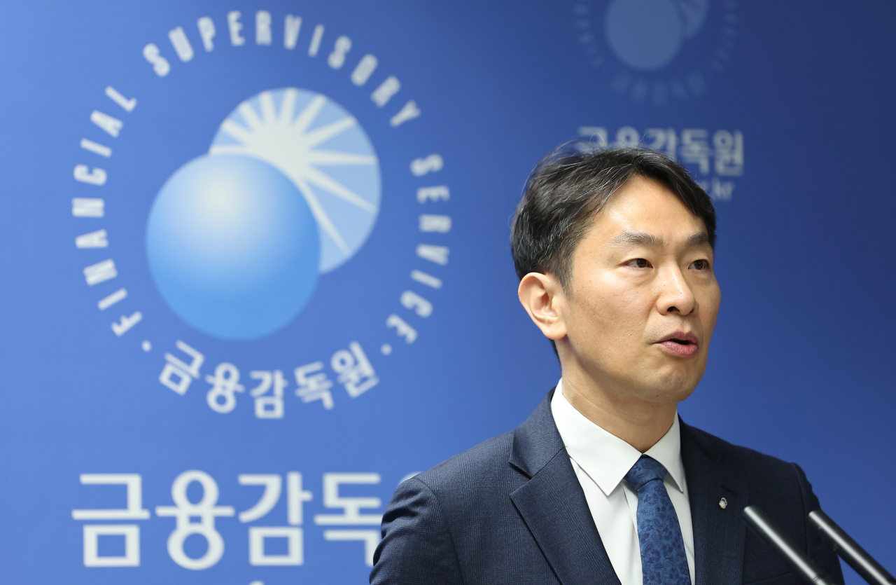 이복현 금융감독원장이 11일 오전 서울 영등포구 금감원에서 열린 홍콩 H지수 연계 ELS 대규모 손실 관련 분쟁조정기준안 발표 기자회견에서 발언하고 있다. [연합]