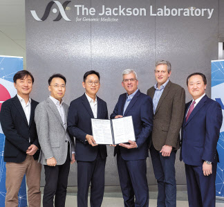 박용민(왼쪽부터) LG AI연구원 헬스케어 사업 담당, 이화영 LG AI연구원 사업개발 유닛장, 배경훈 LG AI연구원 원장, 론 카돈 잭슨랩 CEO, 폴 플리첵 CDO, 찰스 리 유전체 의학 연구소장이 AI 공동 연구개발 계약을 체결하고 기념촬영하고 있다 . [LG 제공]