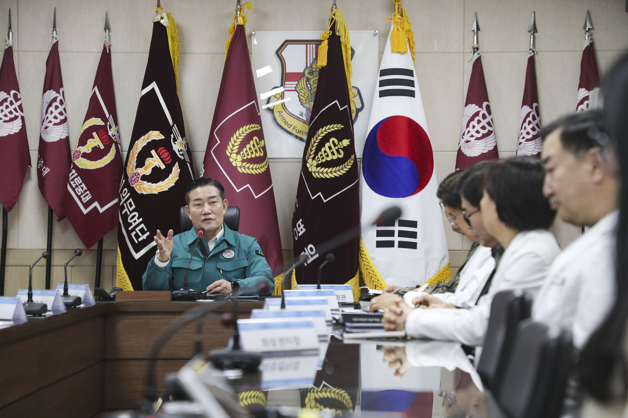 전하규 국방부 대변인은 11일 “국방부는 중앙재난안전대책본부(중대본)의 요청에 따라 오늘부터 4주간 군의관 20명을 국공립병원 등에 파견해 범정부 비상진료체계를 지원할 예정”이라고 밝혔다. 신원식 국방부 장관이 지난달 국군수도병원을 찾아 국군의무사령부 예하 군 병원장들과 화상회의를 진행하며 군병원 비상진료체계를 점검하고 있다. [국방부 제공]