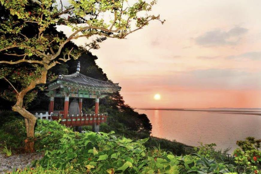 김제 진봉산 망해사에서 조망한 서해 낙조[문화재청 제공]