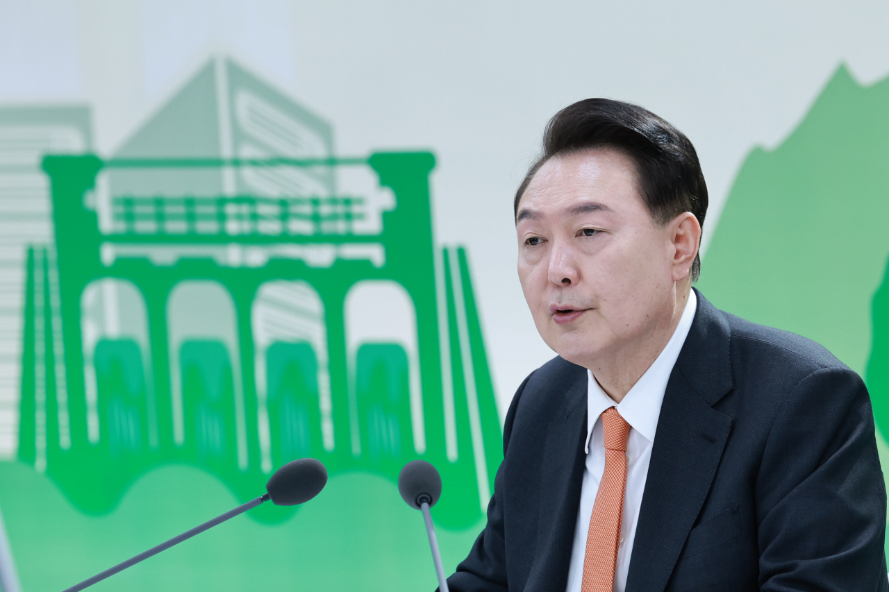 윤석열 대통령이 11일 강원특별자치도 춘천 강원도청 별관에서 '민생을 행복하게, 강원의 힘!'을 주제로 열린 열아홉 번째 '국민과 함께하는 민생토론회'에서 발언하고 있다.[연합]