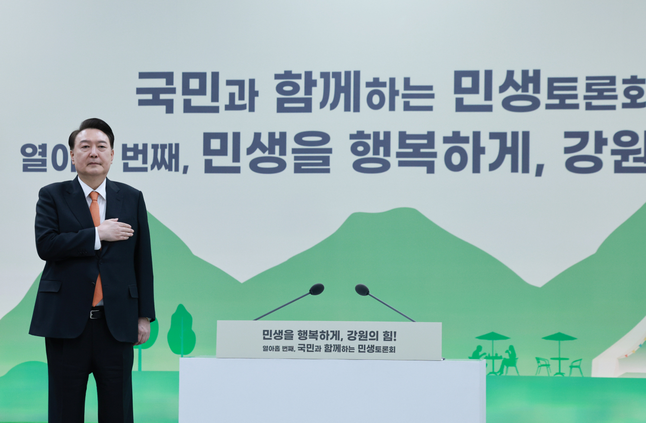 윤석열 대통령이 11일 강원특별자치도 춘천 강원도청 별관에서 '민생을 행복하게, 강원의 힘!'을 주제로 열린 열아홉 번째 '국민과 함께하는 민생토론회'에서 국기에 경례하고 있다. [연합]