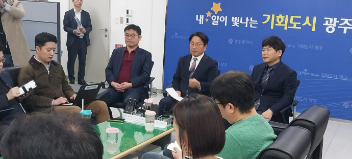 강기정 광주시장은 11일 광주시청에서 기자들과 차담에서 윤석열의 대통령의 광주시와 전남도가 공동 참석하는 공동 토론회에는 참석하지 않겠다고 밝혔다.