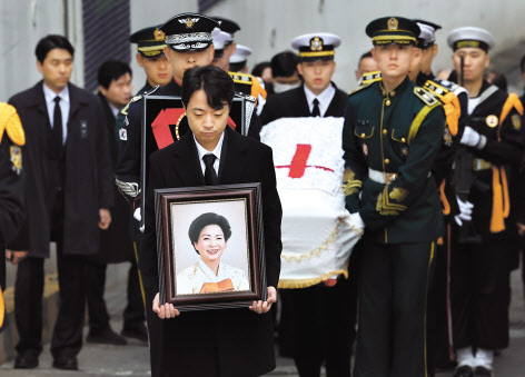 11일 오전 종로구 서울대병원 장례식장에서 열린 김영삼 전 대통령의 부인 고(故) 손명순 여사의 발인식에서 김 전 대통령의 장손 김성민 씨가 손 여사의 영정사진을 들고 앞서고 있다. [연합]