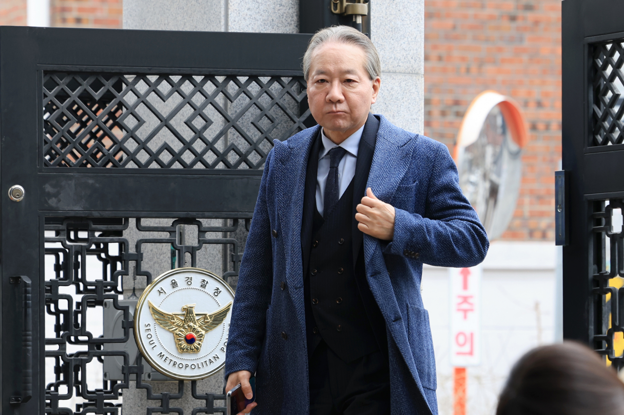 주수호 대한의사협회 비상대책위원회 언론홍보위원장이 11일 오전 고소인 조사에 출석하려고 서울 종로구 서울경찰청 자하문로별관 사이버수사과로 향하고 있다. 앞서 의협은 지난 3일 열린 의사 총궐기대회에 제약회사 직원을 강제로 동원한 것이 사실이 아니라면서 온라인상에 해당 소문을 퍼뜨린 사람을 고소했다. [연합]