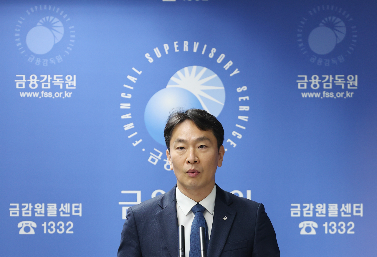 이복현 금융감독원장이 11일 오전 서울 영등포구 금감원에서 열린 홍콩 H지수 연계 ELS 대규모 손실 관련 분쟁조정기준안 발표 기자회견에서 발언하고 있다. [연합]
