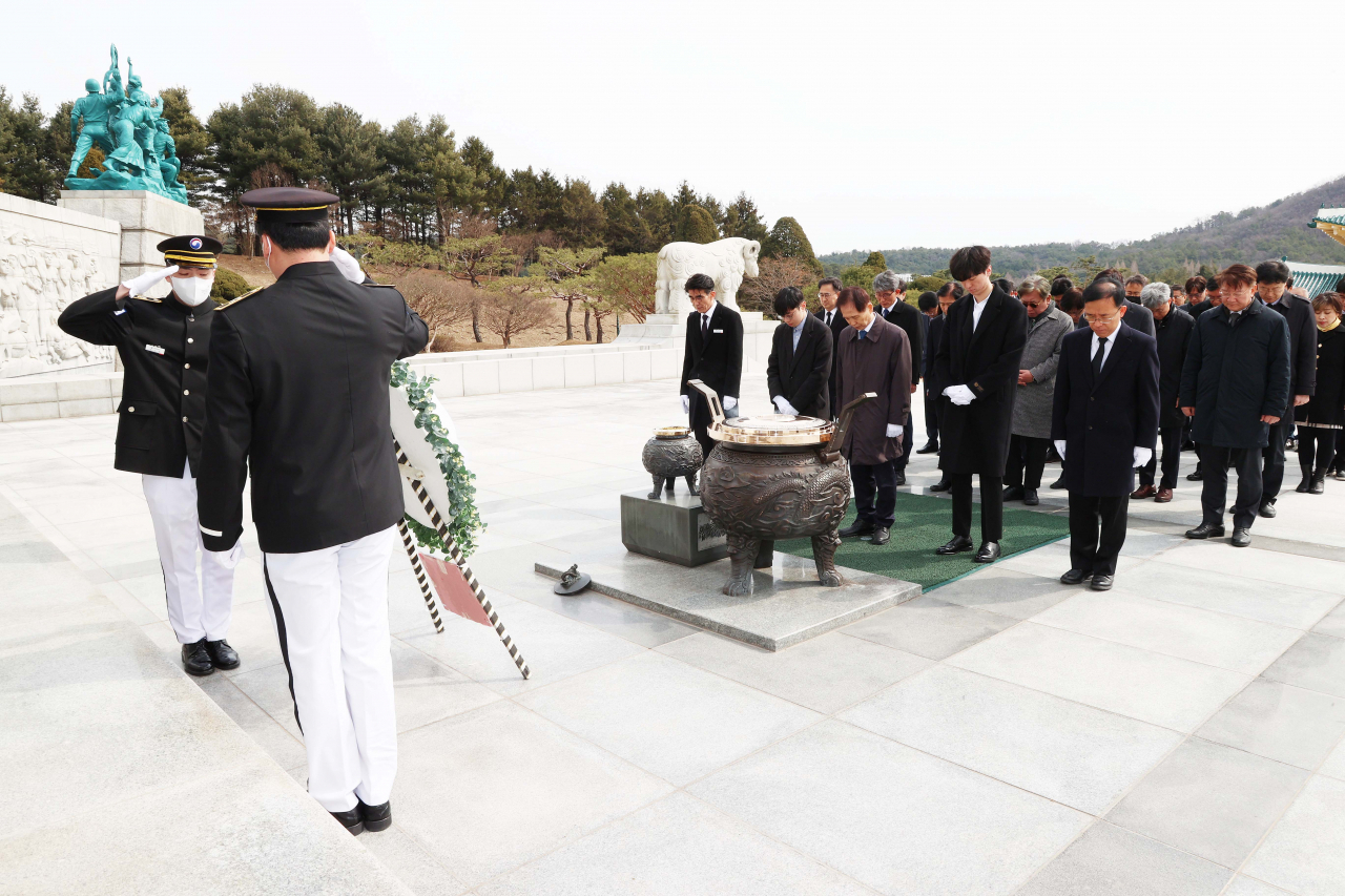 11일 KAIST 이광형 총장과 주요 보직자, 학생 대표 약 40여명이 국립대전현충원을 찾아 참배하고 있다.[KAIST 제공]