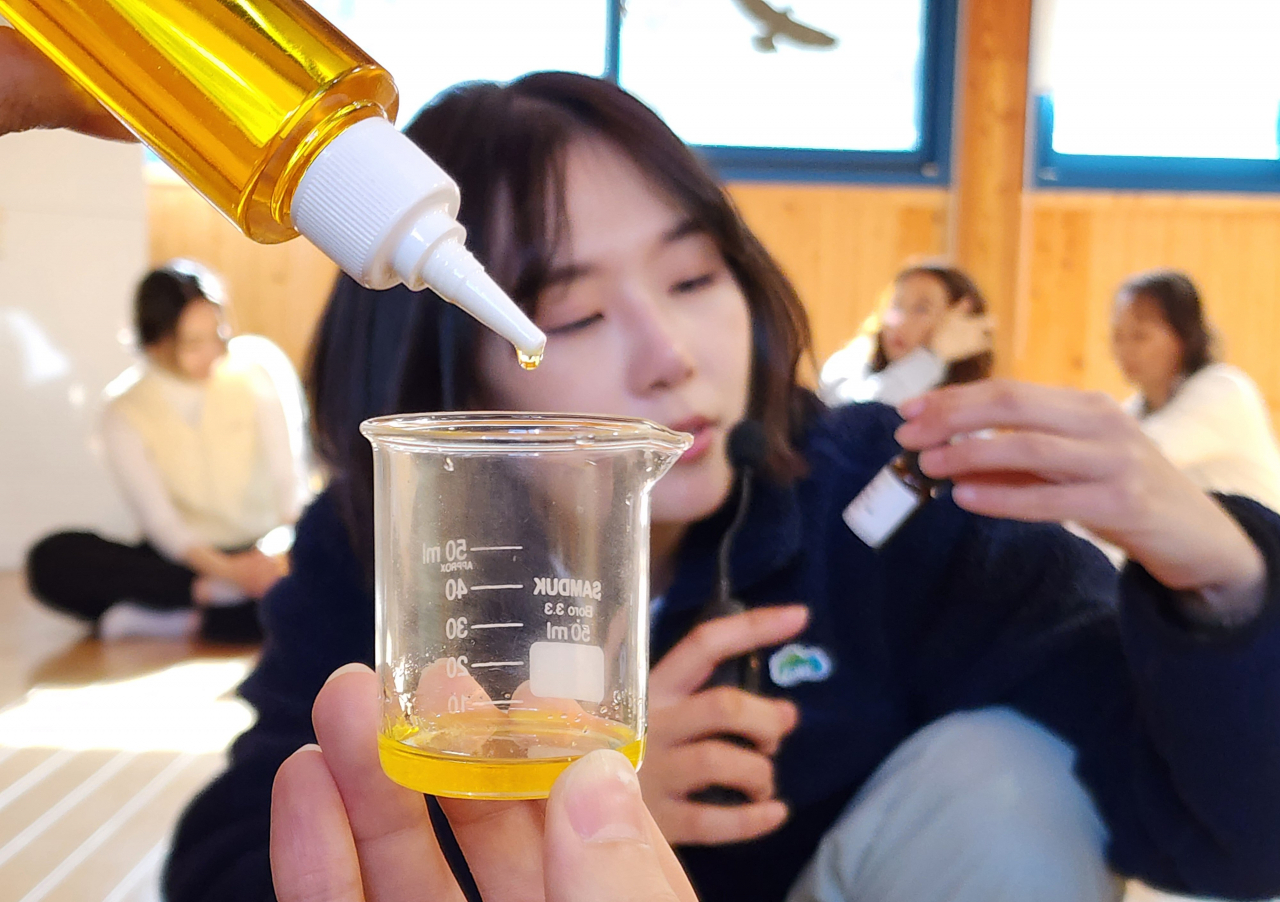 산림치유지도사의 아로마롤온 만들기 교육