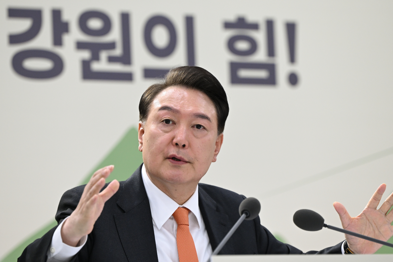 윤석열 대통령이 11일 강원특별자치도 춘천 강원도청 별관에서 '민생을 행복하게, 강원의 힘!'을 주제로 열린 열아홉 번째 '국민과 함께하는 민생토론회'에서 발언하고 있다. [연합]