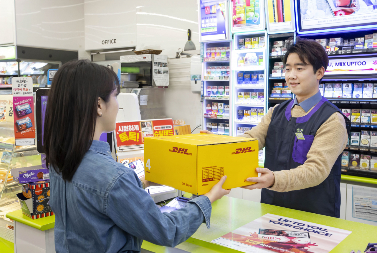DHL 코리아 전국 CU편의점에서 물품 발송 서비스 자료사진. [DHL코리아 제공]