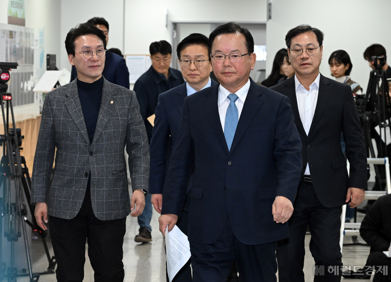 김부겸 전 국무총리가 11일 오후 서울 여의도 국회 소통관에서 기자회견을 하기 위해 회견장으로 들어오고 있다. 이상섭 기자